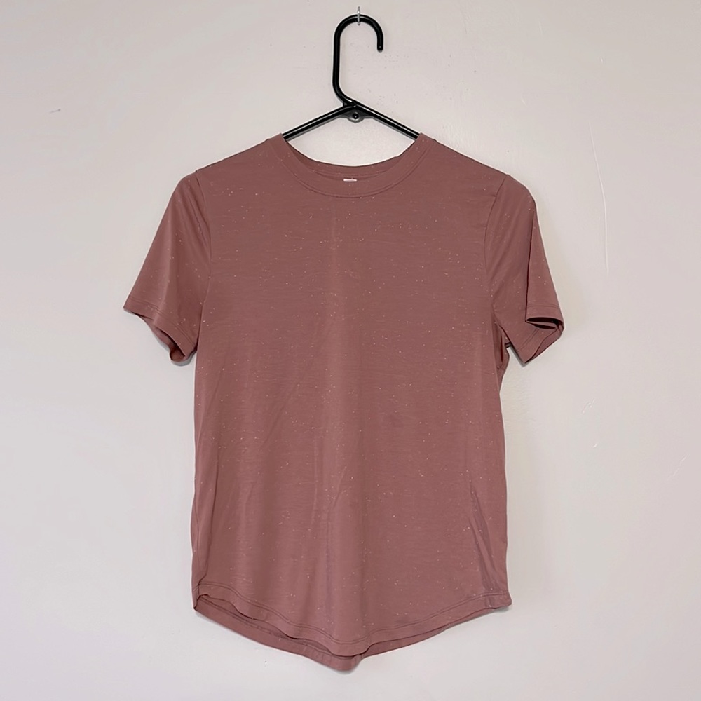 Speckled dusty pink Lululemon tee.